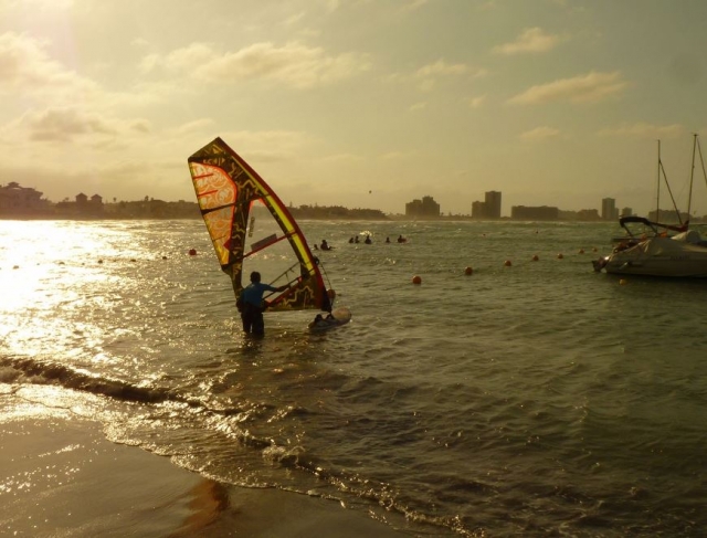Metiendo la tabla de windsurf en el agua